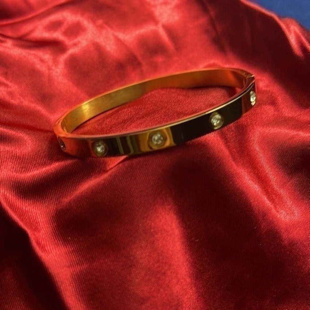 Stunning bangle bracelet, stainless steel‎ material Gold Tone